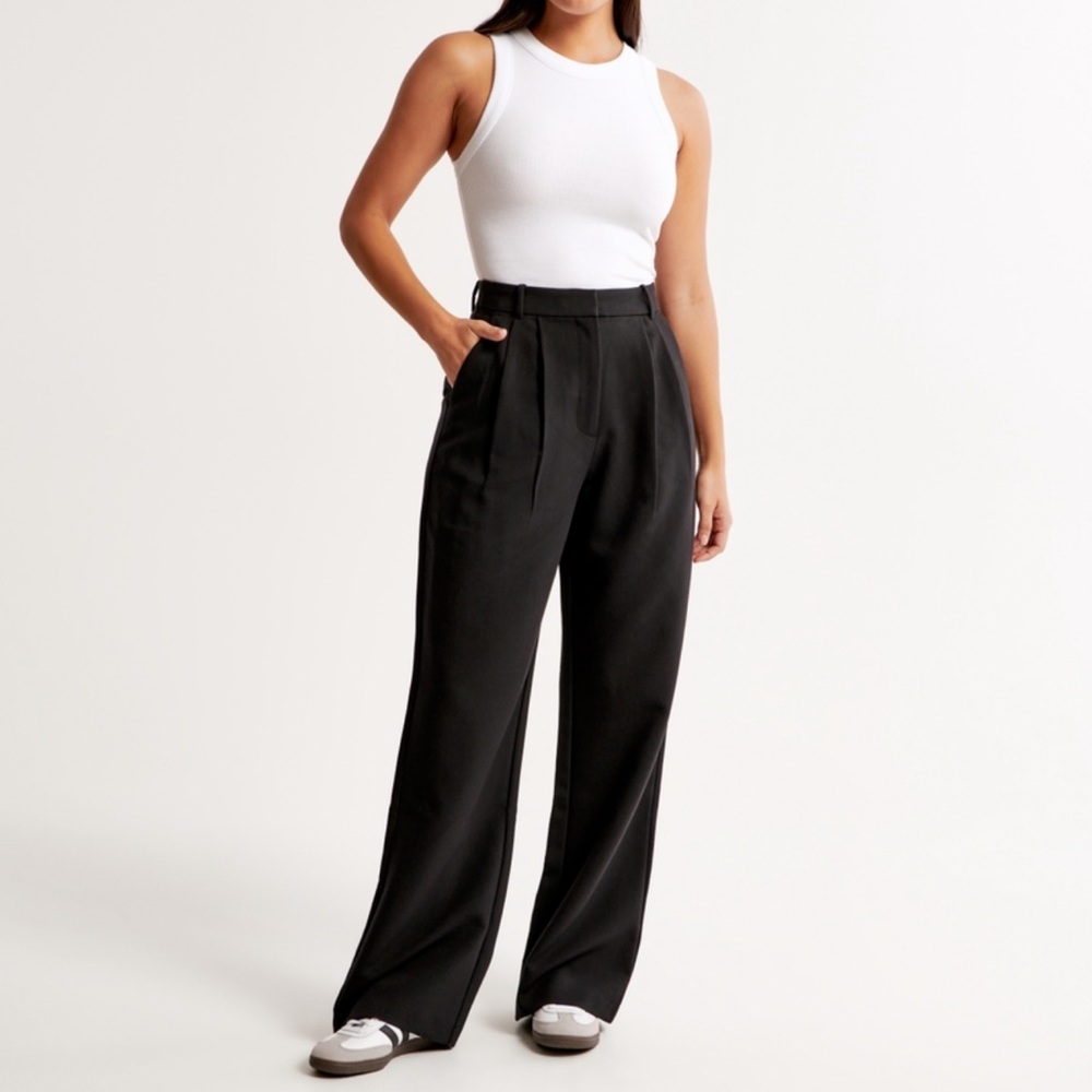 NWT. Abercrombie and Fitch Curve Love Wide Leg Pant. Size 31/12 Short. Black.